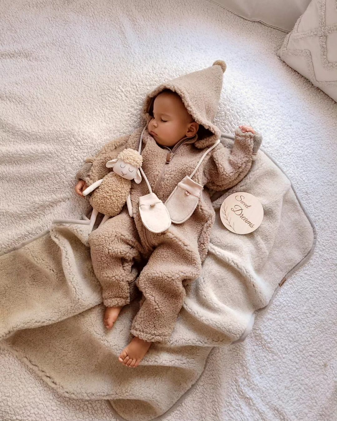 Natürliches Wohlgefühl: Babykleidung aus Wolle - Oli&Lola