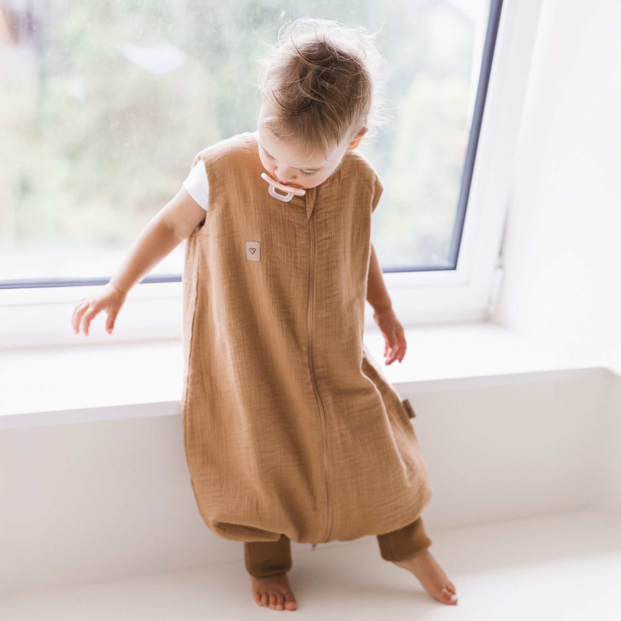 Babyschlafsack mit Beinen aus Musselin – 1,5 TOG Toffee