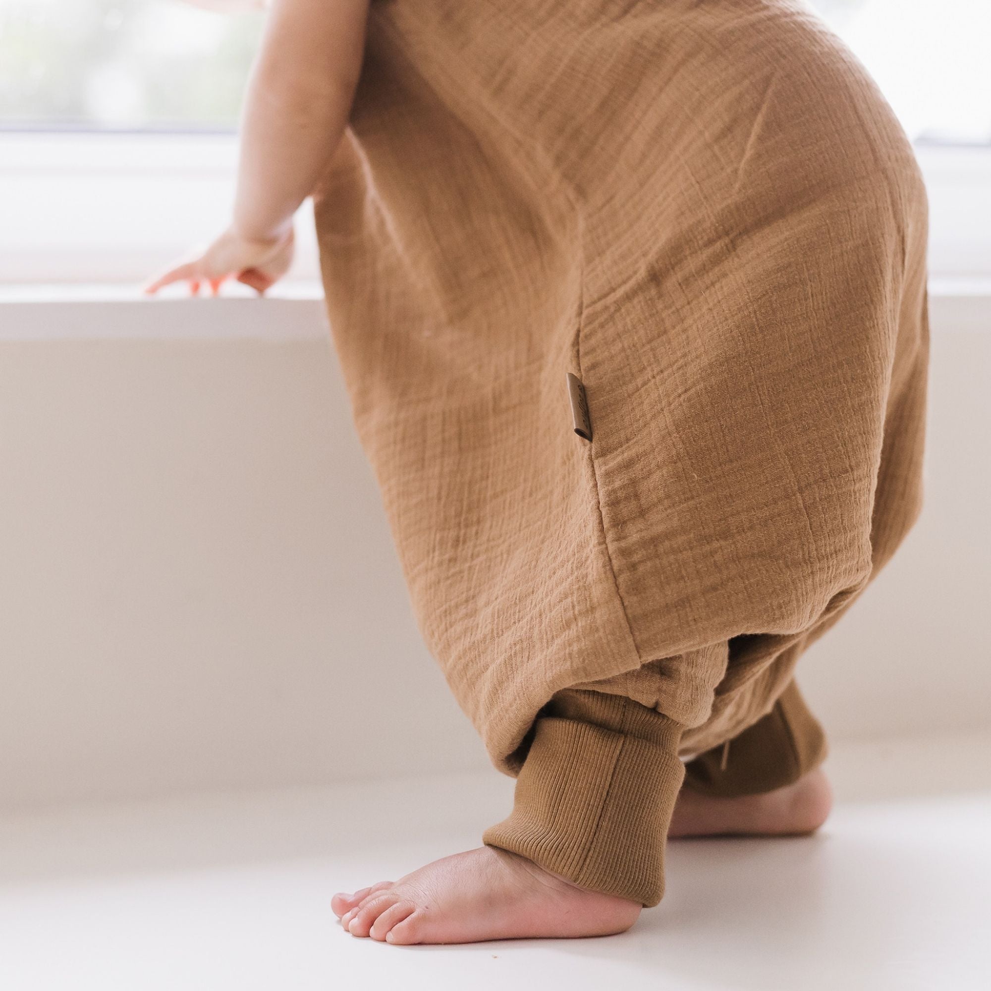 Babyschlafsack mit Beinen aus Musselin – 1,5 TOG Toffee