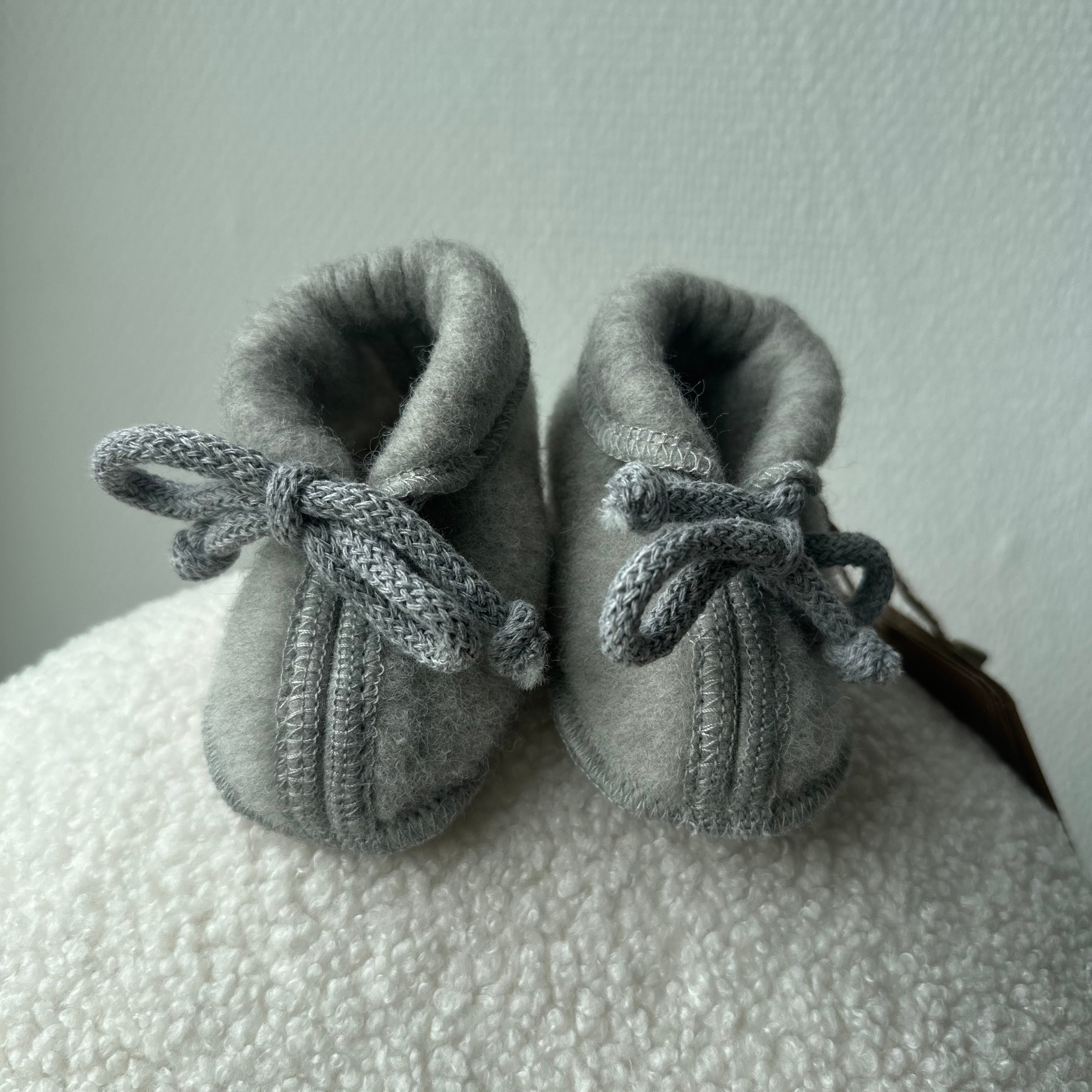 Woll-Babyschuhe mit Schnürung, Grau