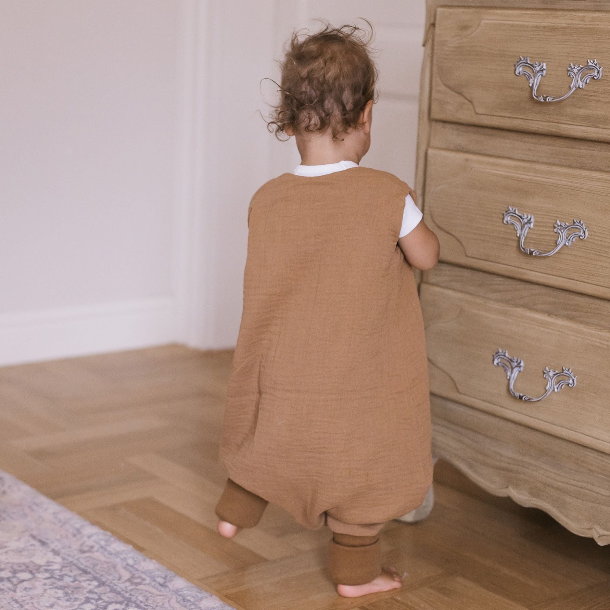 Babyschlafsack mit Beinen aus Musselin – 1,5 TOG Toffee