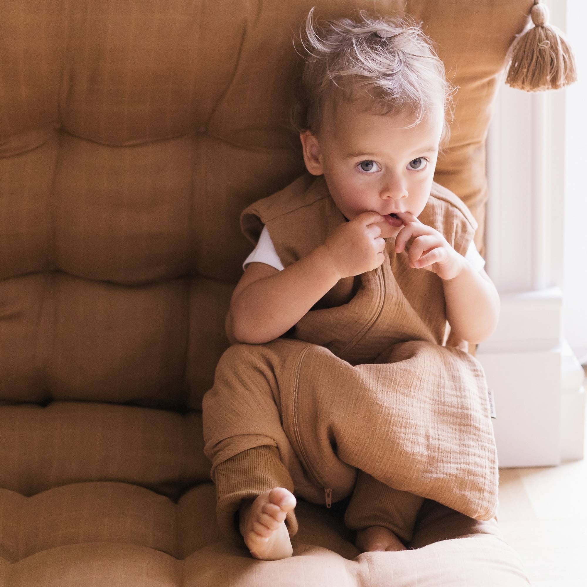 Babyschlafsack mit Beinen aus Musselin – 1,5 TOG Toffee