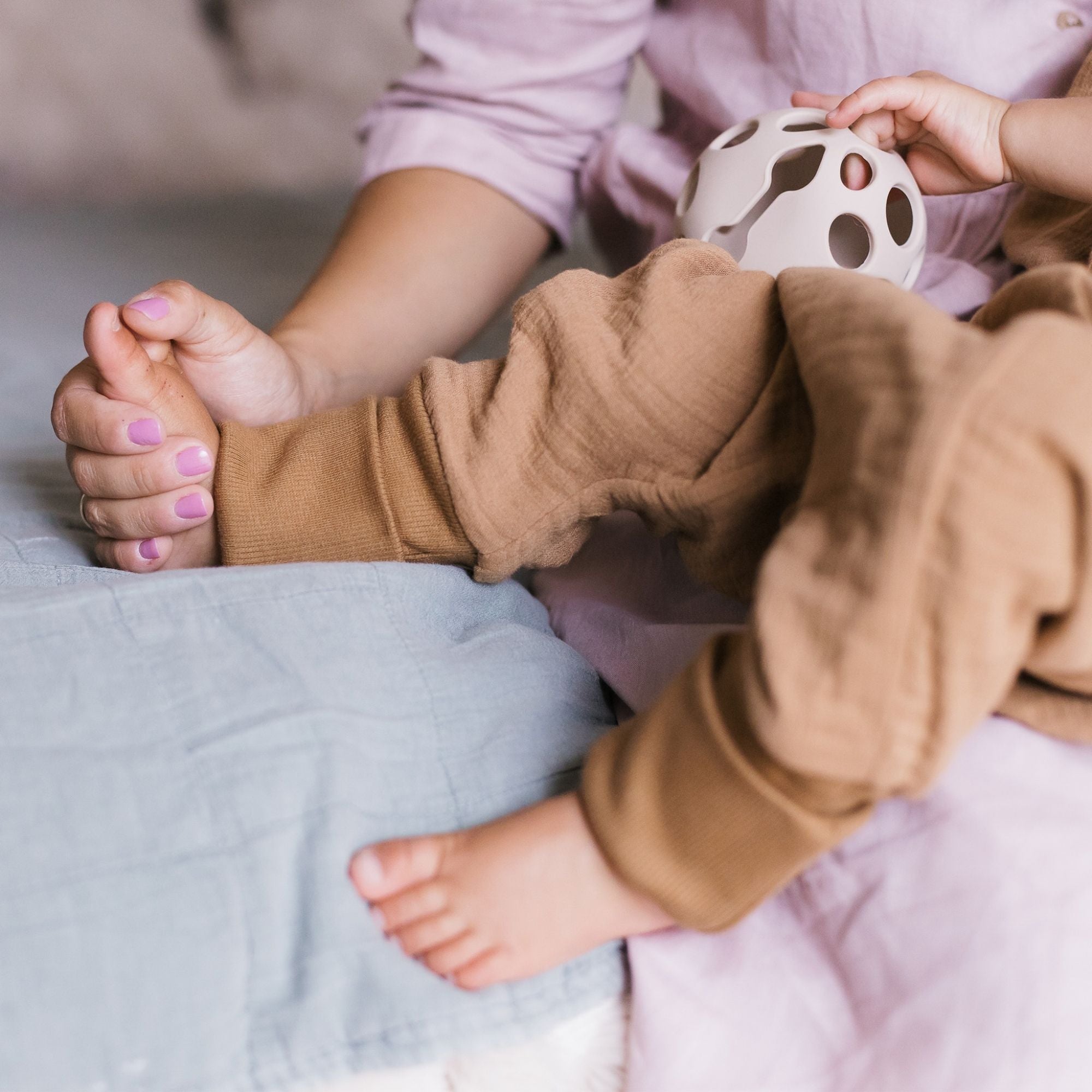 Babyschlafsack mit Beinen aus Musselin – 1,5 TOG Toffee