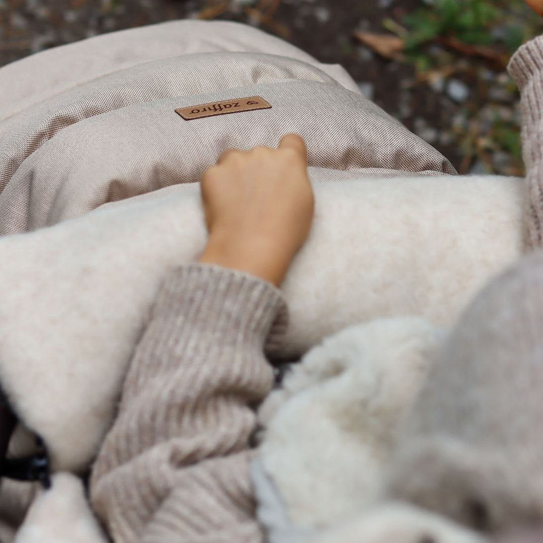 Fußsack iGrow Scandi, Beige – Befestigung am Kinderwagen