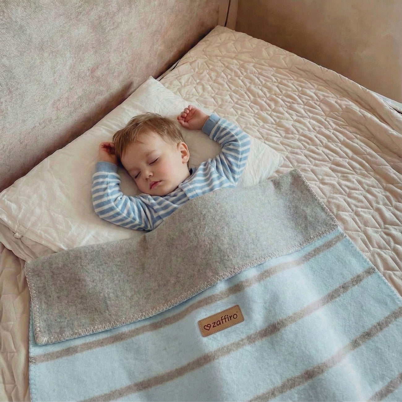 Baumwolldecke Oslo Stripes Baby Blue – Detailansicht Muster